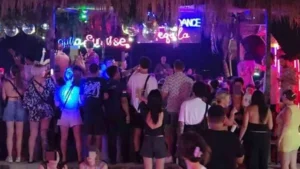 5-beach-club-paling-estetik-dan-santai-di-lombok